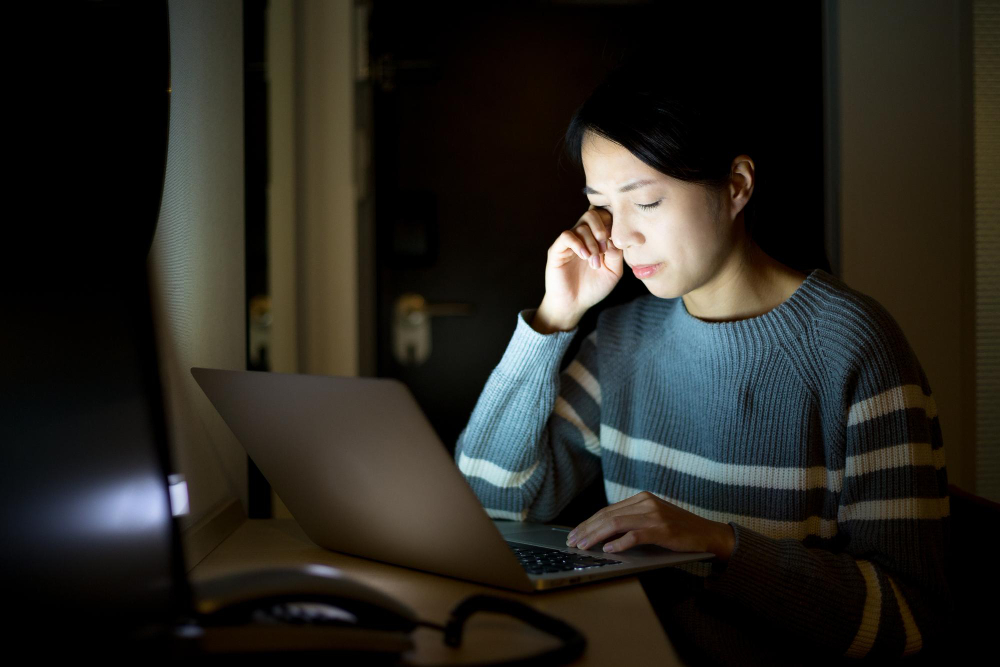 woman-having-eye-problem-when-using-laptop-computer.jpg